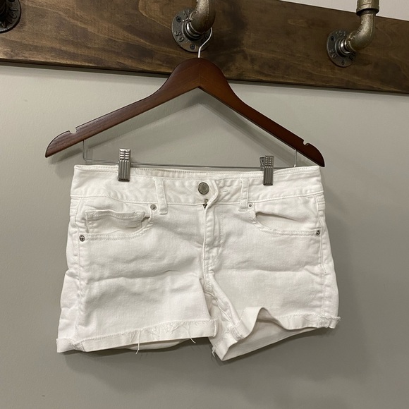 American Eagle Women’s Shorts in white. Women’s size 8 - Picture 1 of 16